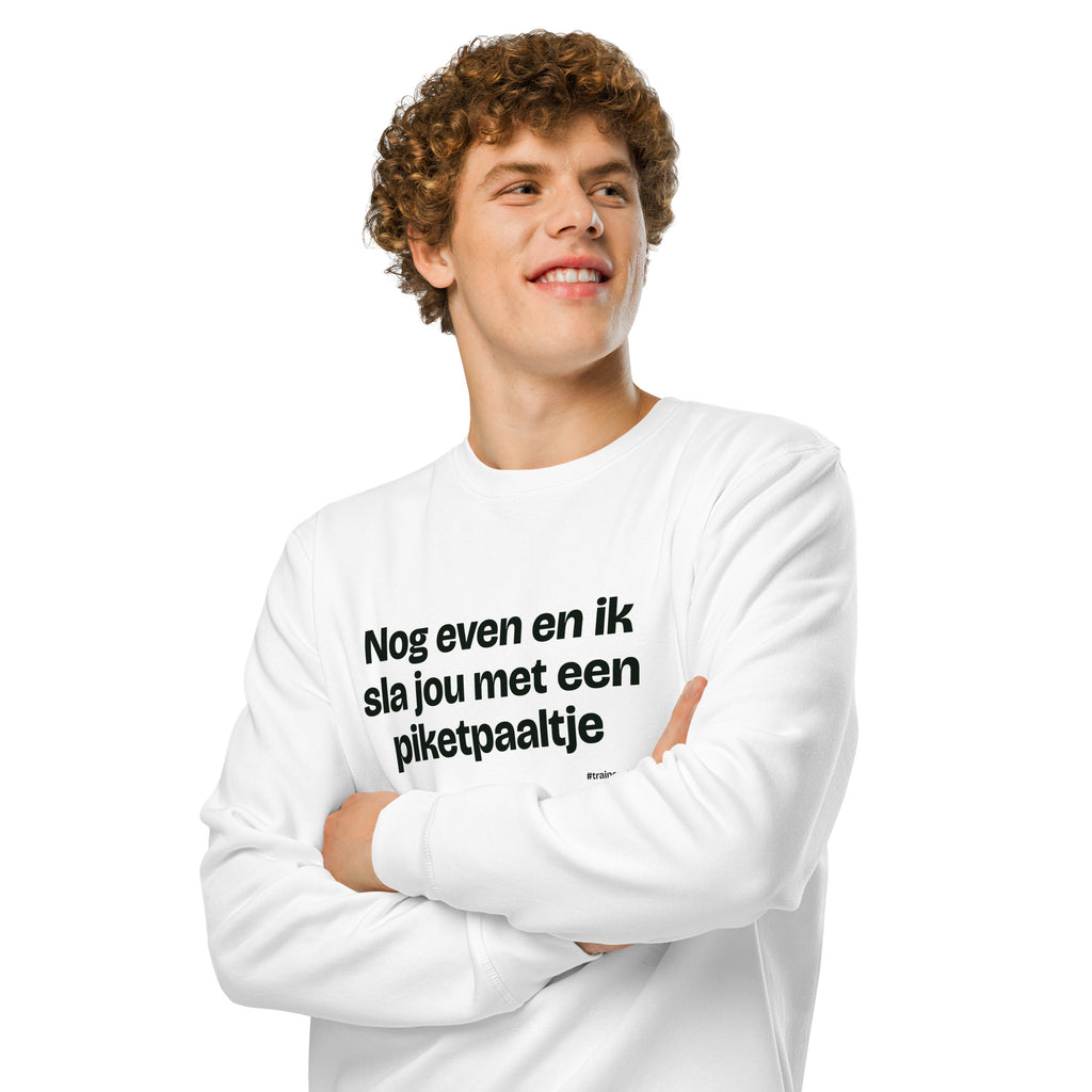 Nog even en ik sla jou met een piketpaaltje – sweater wit, gedragen door een man