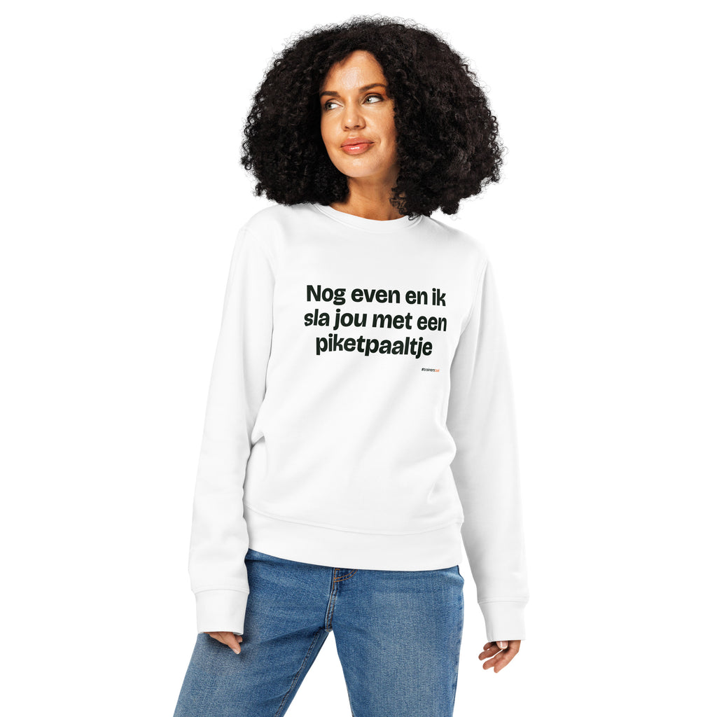 Nog even en ik sla jou met een piketpaaltje – sweater wit, gedragen door een vrouw