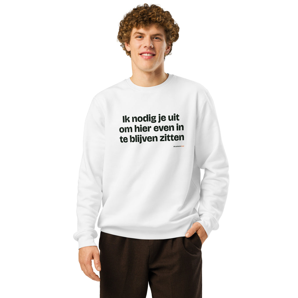 Ik nodig je uit om hier even in te blijven zitten – sweater wit, gedragen door een man