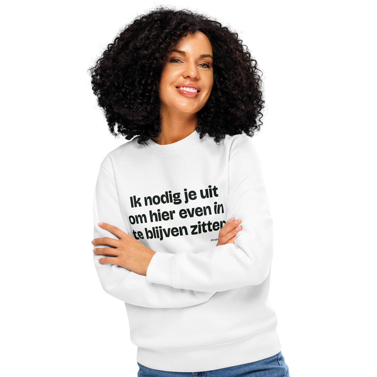 Ik nodig je uit om hier even in te blijven zitten – sweater wit, gedragen door een vrouw